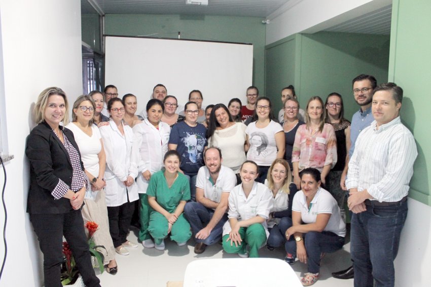 Equipe de enfermeiros e técnicos foi capacitada pela enfermeira e assessora técnica da BSN Medical, Sabrina Nunes (Foto: Vitória Schettini/LÊ)