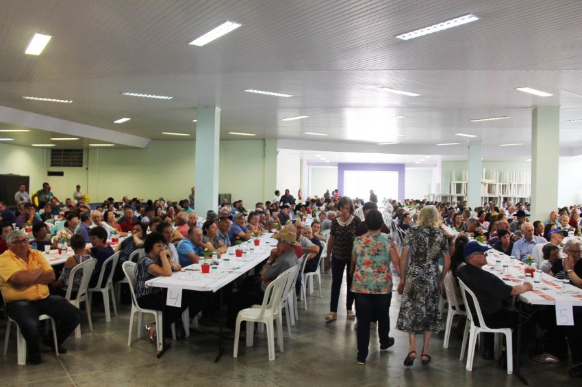 Cerca de 700 pessoas se reuniram no almoço desta quarta-feira (07)