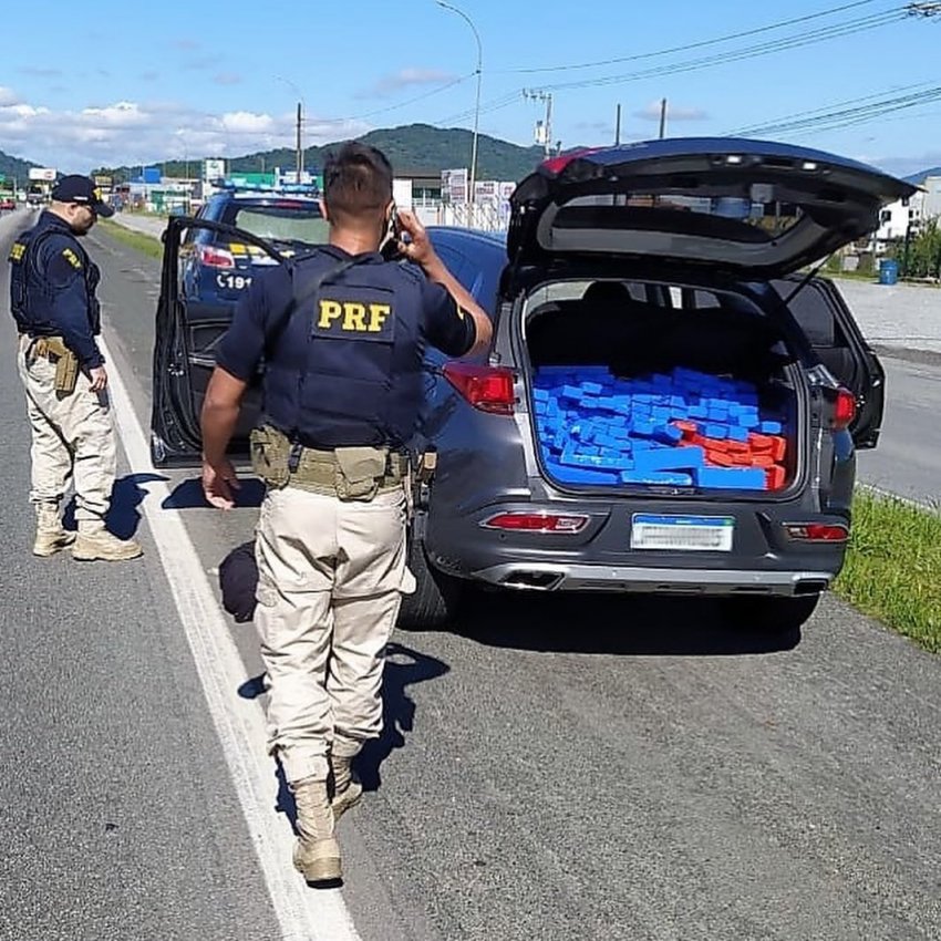 Os tabletes da droga foram encontrados no porta-malas, banco traseiro e assoalho do banco do passageiro