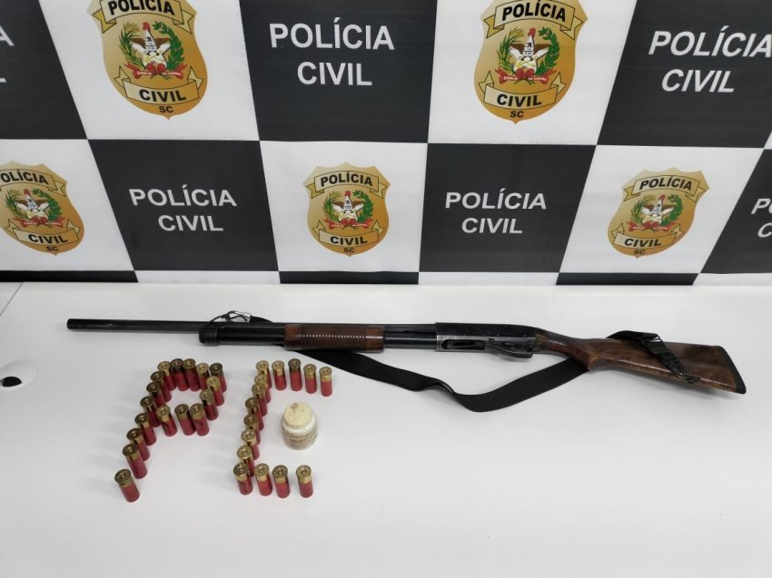 Policiais apreenderam uma arma de fogo calibre .12 e 32 munições