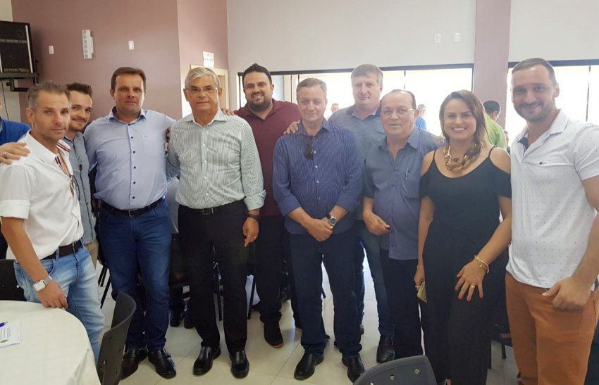 Lideranças do MDB de Xaxim se encontraram com Pinho Moreira em Xanxerê nesta sexta-feira (23) - Foto: Marcos Schettini/LÊ