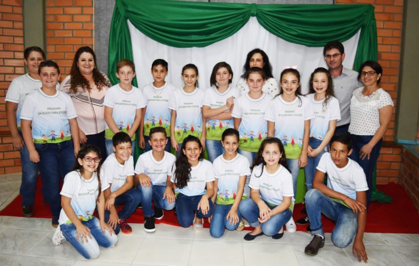 Prefeito Barella com os alunos formandos no programa realizado pela Cresol