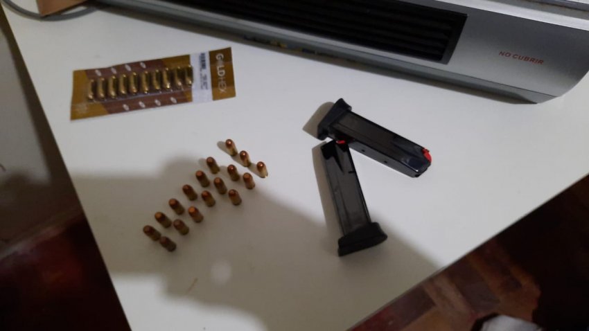Em buscas na casa do homem, foram encontradas carregadores de pistola e munições