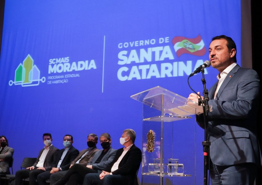 Carlos Moisés lançou o programa no Teatro Pedro Ivo, acompanhado de deputados estaduais, secretários de Estado e prefeitos