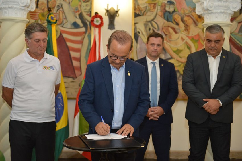 Governador Jorginho Mello ao lado do prefeito Topázio Neto e de autoridades presentes na solenidade