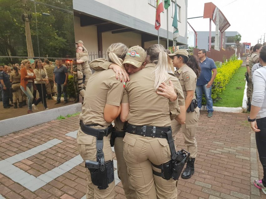 Emocionadas, policiais militares choraram com a perda da colega e amiga soldado Caroline Pletsch (Foto: Marcos Schettini/LÊ)