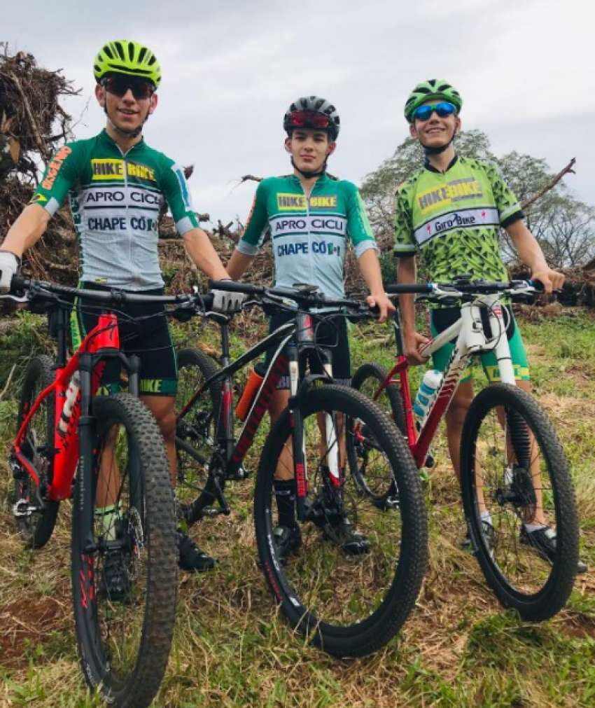 Os atletas Alexandre Ineu, João Vitor Baratto e João Jordani praticam ciclismo na Escolinha, em Chapecó