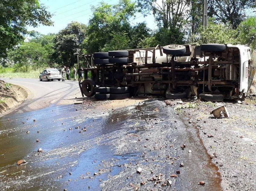 Produto que era transportado pelo caminhão ficou totalmente espalhado pela pista (Foto: Divulgação/LÊ)