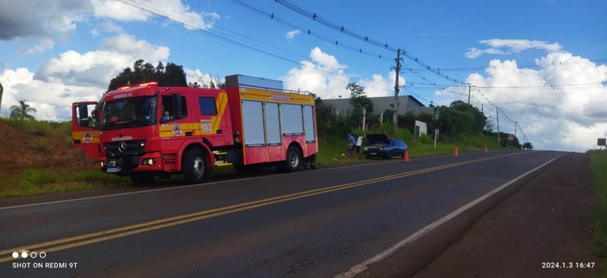 Bombeiros controlaram incêndio em veículo no bairro Industrial, com rápida intervenção e uso de extintores