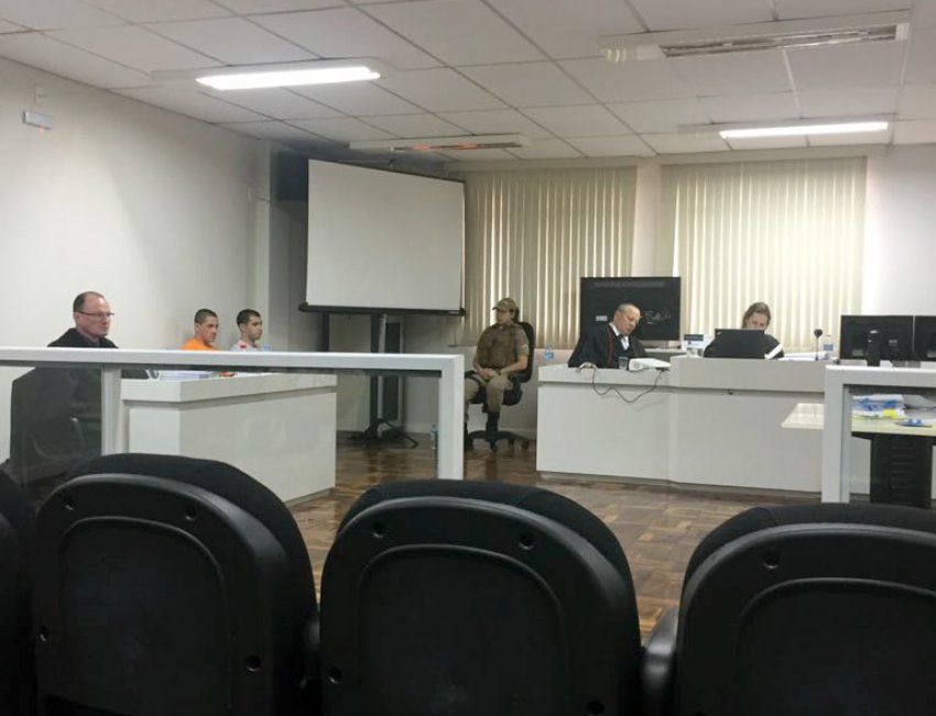 Júri popular julgava acusação contra Edenir Figueiró e Marcelo de Lima da Silva por tentativa de homicídio (Foto: Axe Schettini/LÊ)