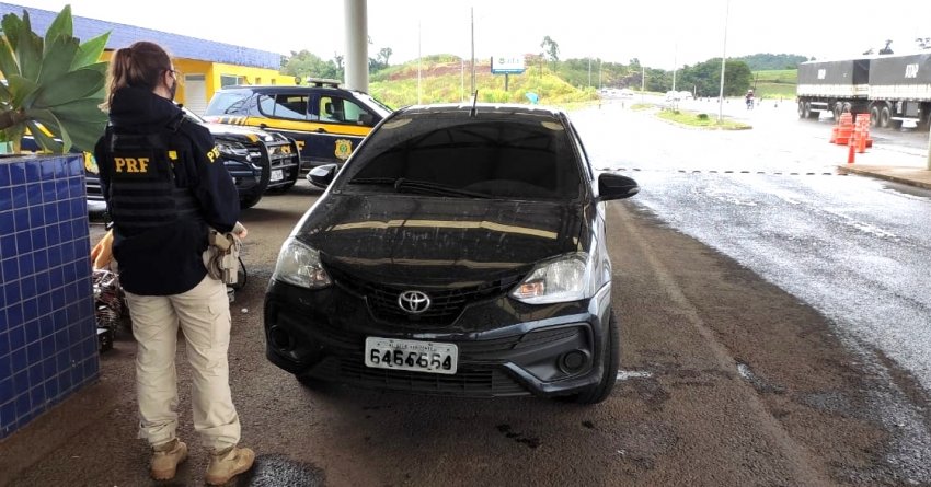 O Toyota/Etios tinha registro de furto há três dias na capital gaúcha