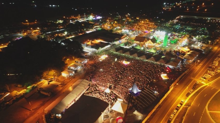 Milhares de pessoas assistiram ao show da dupla sertaneja neste domingo (Foto: ExpoFemi)