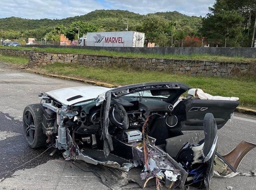 Mercedes Benz com placas de Criciúma ficou totalmente destruída após o acidente