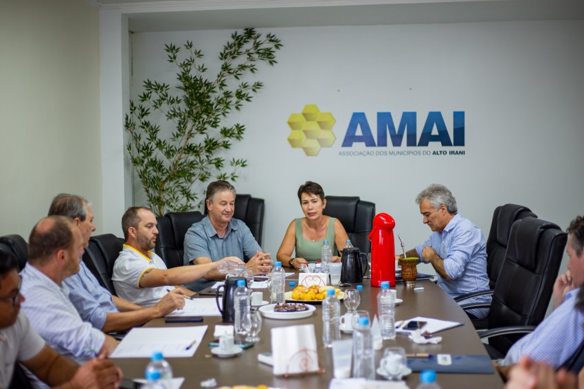 Prefeitos da região se reuniram na sede da Amai, com destaque para projetos como Educ e economia gerada por serviços técnicos prestados pela Associação