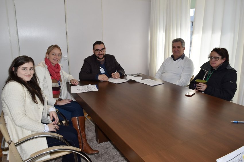 Assinatura do contrato aconteceu no Gabinete Municipal, na semana passada (Foto: Prefeitura de Xaxim)