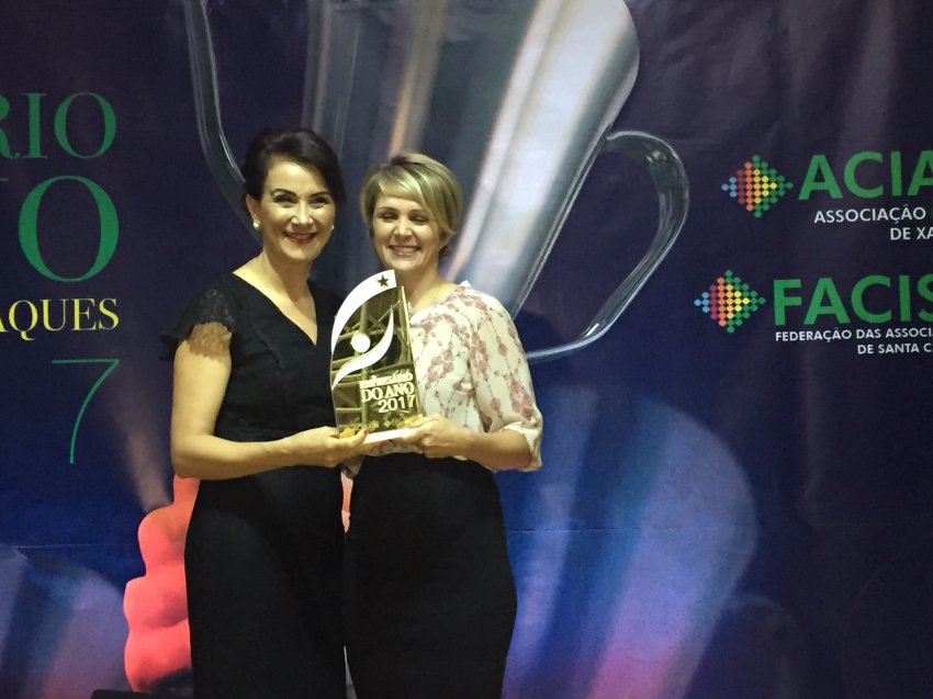 Empresária do Ano 2015, Erci Mattiello, entregou o troféu para a Empresária do Ano 2017 Rosele Cordenonsi 