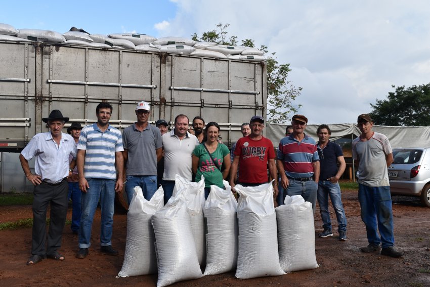  A entrega foi realizada no Viveiro Municipal e cada produtor recebeu gratuitamente uma saca de 40 kg da semente para plantio da pastagem e inverno
