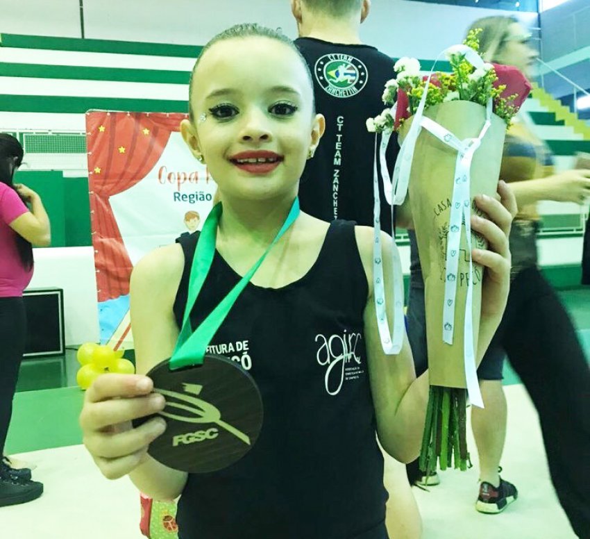 Aos sete anos, Olívia já coleciona medalhas das competições que participou, representando Chapecó