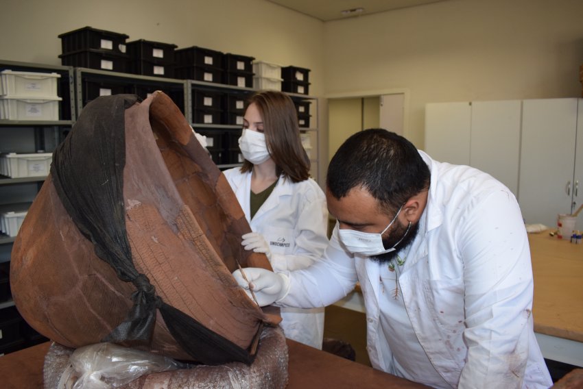 O restaurador Idemar Ghizzo realizou ações de restauro de documentos históricos e peças arqueológicas do Ceom