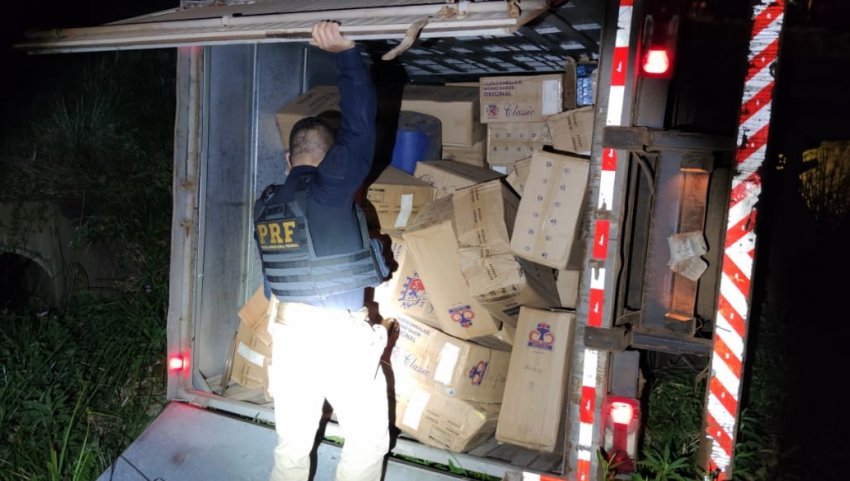 Num caminhão-baú, os policiais encontraram a carga contrabandeada do Paraguai