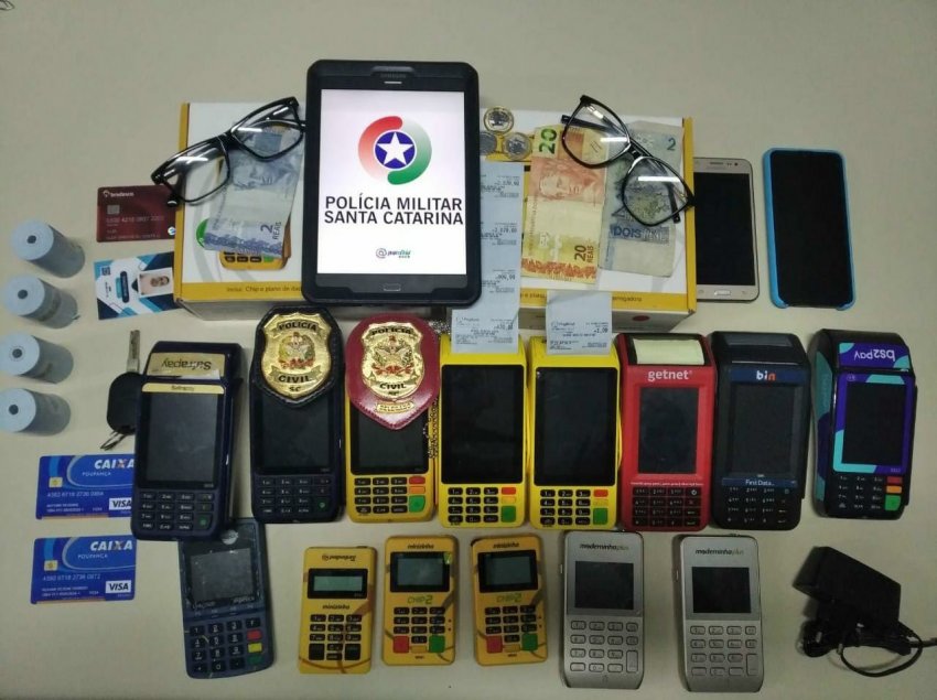 Máquinas de cartão, celulares e cartões de crédito usados no crime foram apreendidos
