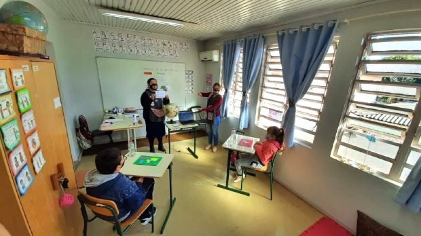 Aulas são destinadas a estudantes surdos, facilitando o aprendizado em Libras e modalidade escrita de Língua Portuguesa