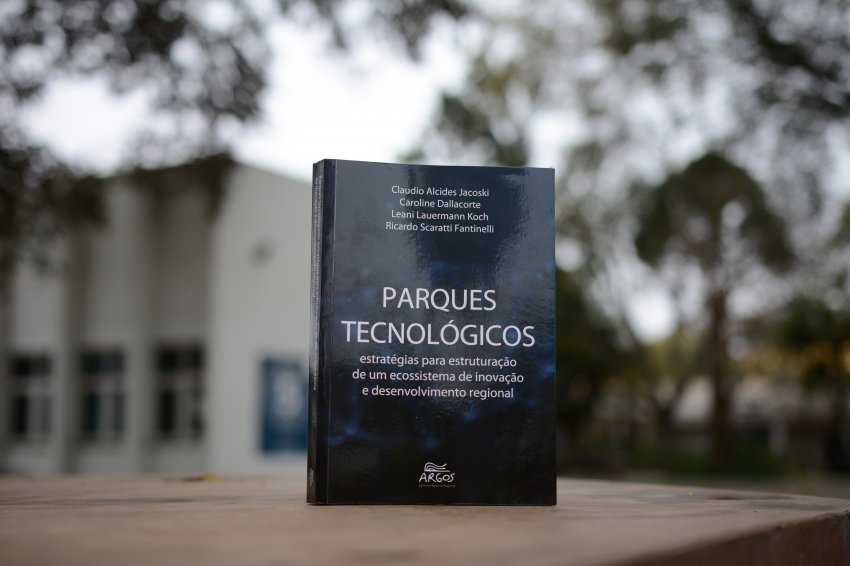 Uma das obras que foi lançada ontem (10) foi o livro 'Parques tecnológicos - estratégias para estruturação de um ecossistema de inovação e desenvolvimento regional'