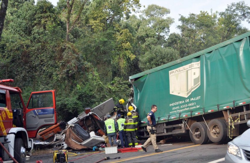 Acidente envolveu dois caminhões e uma motocicleta na manhã desta segunda-feira (Foto: Jornal Novoeste)