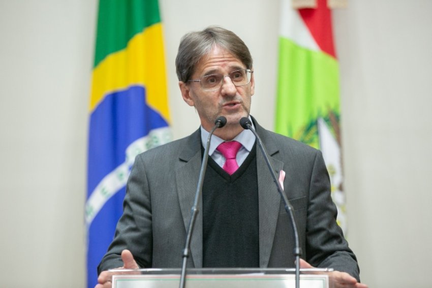 Deputado Neodi Saretta mencionou a alta incidência do câncer de mama em Santa Catarina e ressaltou o compromisso do estado em realizar um mutirão para cirurgias de reparação e reconstrução mamária