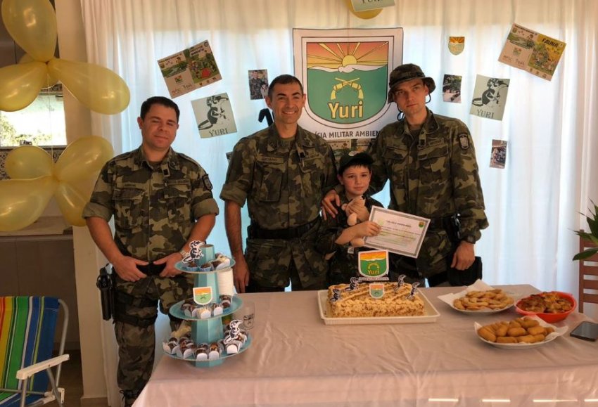 Yuri Bes comemorou o aniversário de 10 anos ao lado dos policiais militares ambientais