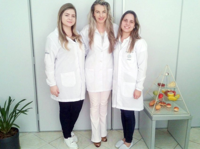 Nutricionista Margareth Tribess ao lado das estudantes Caroline Mucelim e Patrícia Dall Agnhol dos Santos (Foto: Prefeitura de Xaxim)