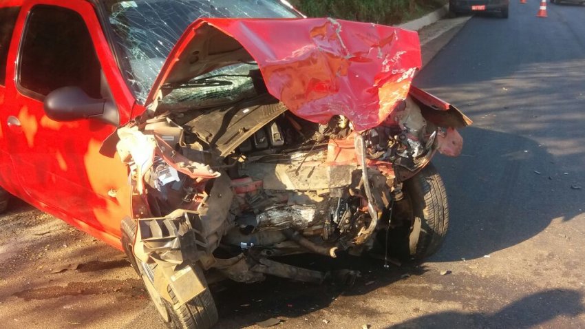 O motorista do Clio sofreu lesões leves (Foto: PRF)