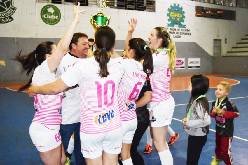 Beco da Baiuka comemorou 1º lugar no Campeonato Municipal de Futsal Feminino, no jogo que aconteceu no último sábado (06)