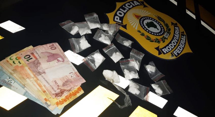 Foram apreendidos 15 envelopes da droga, além de uma quantidade em dinheiro
