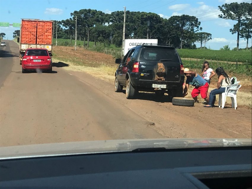 Motorista trocando o pneu às margens da rodovia SC-155, entre Abelardo Luz e Paraná (Foto: Divulgação/LÊ)
