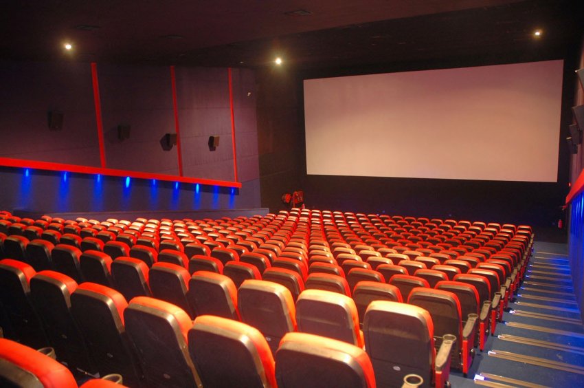 Nas regiões com risco grave ou gravíssimo ainda é proibido o funcionamento de cinemas, teatros e bibliotecas