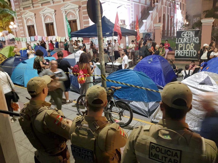 Acampamento na rua Tenente Silveira segue forte com a mobilização dos grevistas (Foto: Marcos Schettini/LÊ)