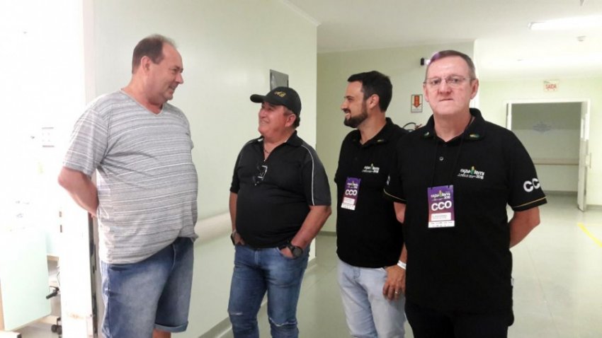 Amado Batista visitou Cládio Blank  nesta terça-feira, no HRSP (Foto: ExpoFemi)