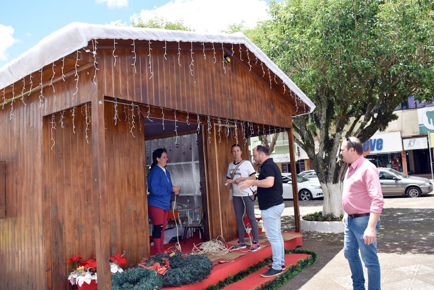 Decoração segue em ritmo acelerado para chegada do Papai Noel (Foto: Prefeitura de Xaxim)