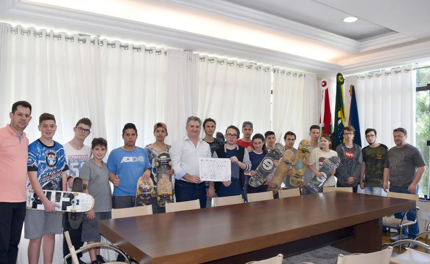 Skatistas foram recebidos pelo prefeito Lírio Dagort, nesta sexta-feira (21), na Prefeitura de Xaxim