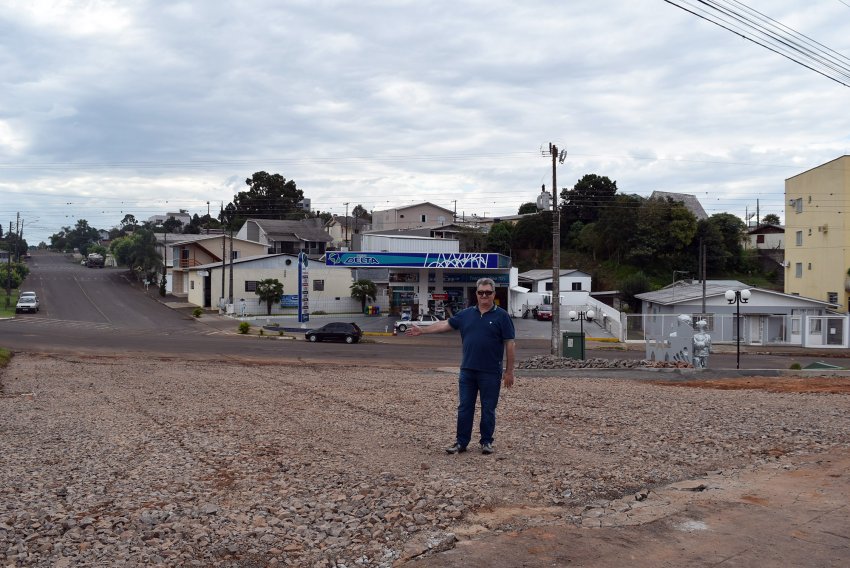 Prefeito Lírio Dagort visitou a rua reaberta no bairro Ari Lunardi