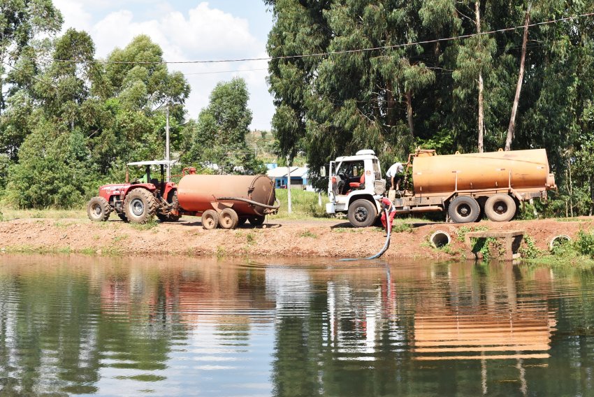 Caminhões-cisterna distribuem água para pequenos produtores e propriedades distantes em Xaxim