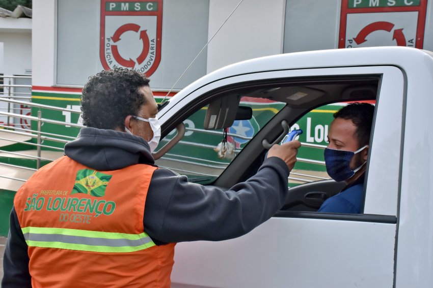 Motoristas estão sendo orientados sobre as normas de prevenção adotadas em São Lourenço do Oeste