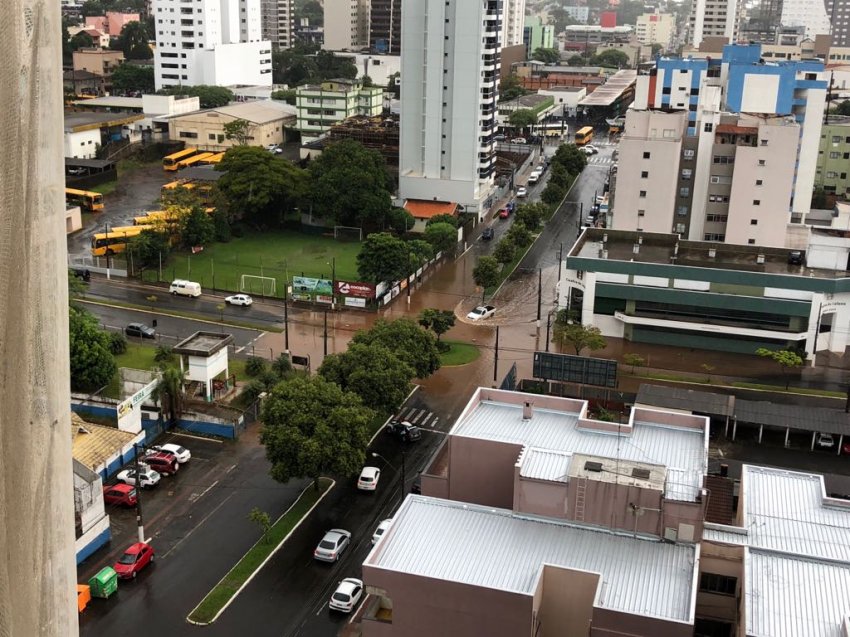Esquina das ruas Clevelândia e Rui Barbosa, no Centro, também ficou alagada (Foto: Gabriel Belatto/Divulgação/LÊ)