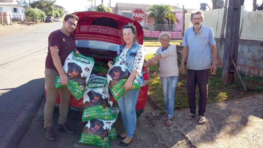 Lula e Juliano doaram 202kg de ração para os cães de Dona Vanda