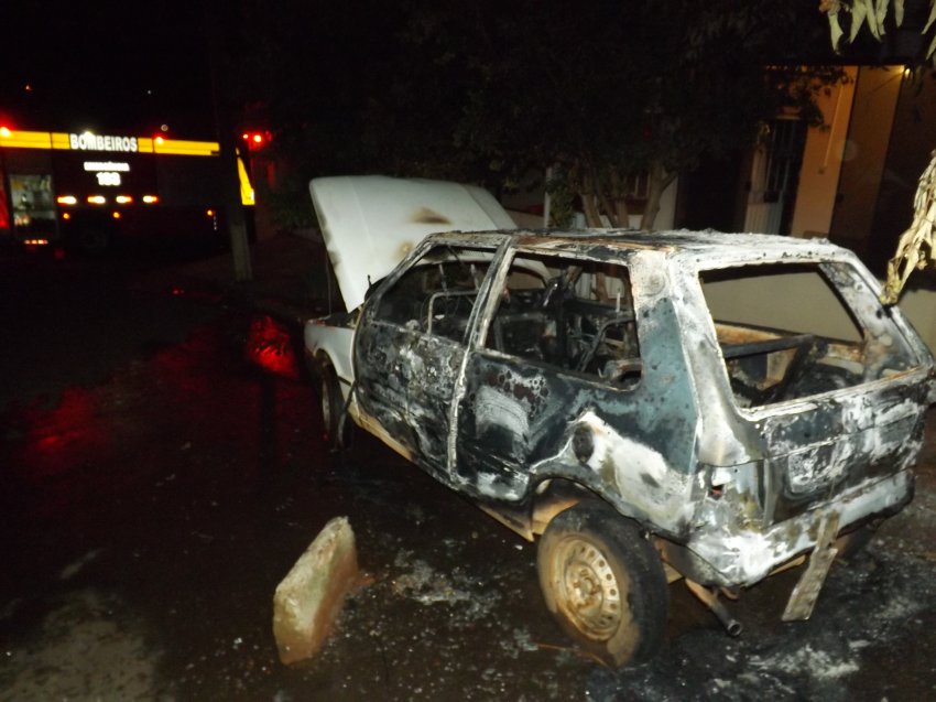 Veículo Fiat/Uno foi totalmente destruído pelo fogo (Foto: Corpo de Bombeiros)
