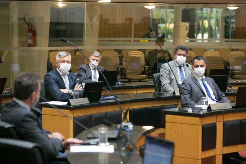 Utilizando máscaras, deputados estaduais participaram de sessão em plenário nesta terça-feira (05)