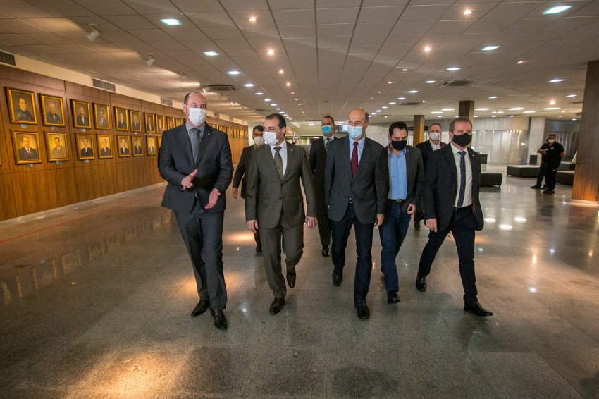 Governador Moisés caminha ao lado de deputados no hall da Alesc