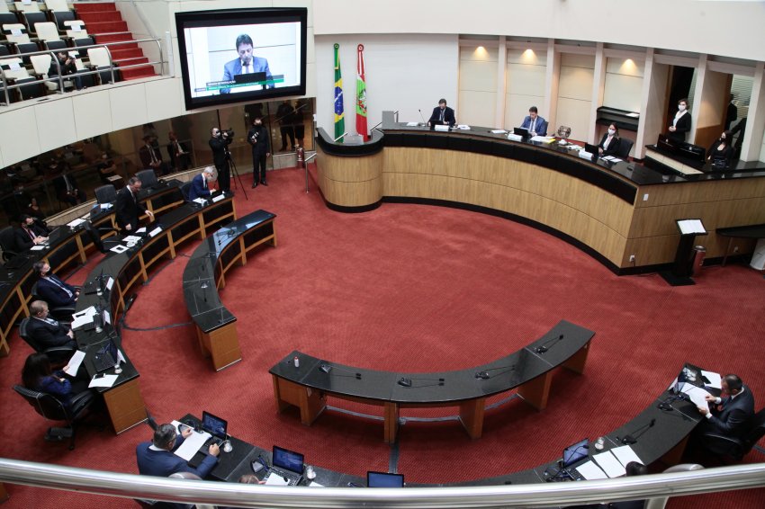 Sessão do Tribunal Especial de Julgamento acontece no plenário da Alesc