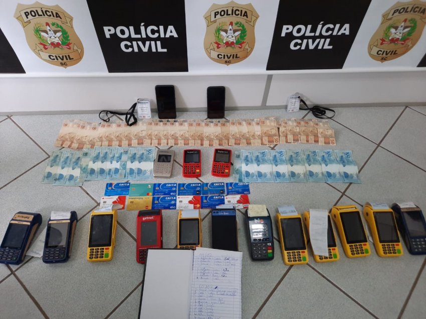 Máquinas, dinheiro e cartões foram apreendidos pela Polícia Civil nesta quinta-feira (11)